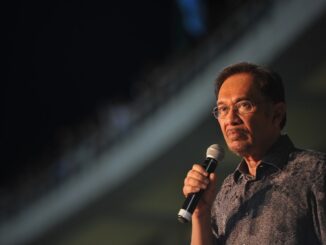 Primeiro-ministro da Malásia, Anwar Ibrahim, durante discurso público, defendendo diálogo e diplomacia no Sudeste Asiático.