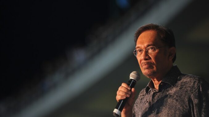 Primeiro-ministro da Malásia, Anwar Ibrahim, durante discurso público, defendendo diálogo e diplomacia no Sudeste Asiático.