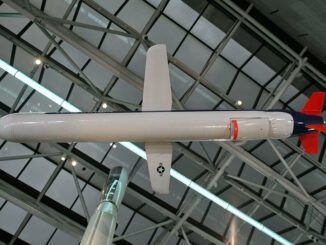 Vista inferior de um míssil de cruzeiro BGM-109 Tomahawk lançado de navio, representando a capacidade militar estratégica dos Estados Unidos.