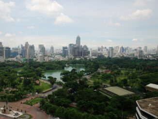Vista aérea de Bangkok com o Parque Lumphini em primeiro plano, fotografada a partir do hotel Dusit Thani.