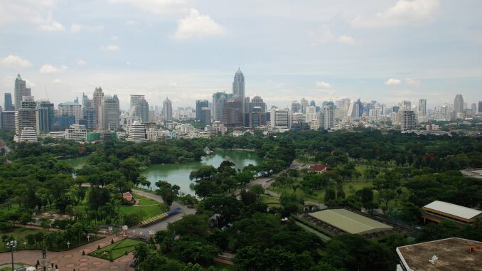 Vista aérea de Bangkok com o Parque Lumphini em primeiro plano, fotografada a partir do hotel Dusit Thani.