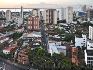 Vista panorâmica de Belém, capital do Pará, com prédios altos e o rio ao fundo, cidade que sedia a COP30 da ONU sobre clima.