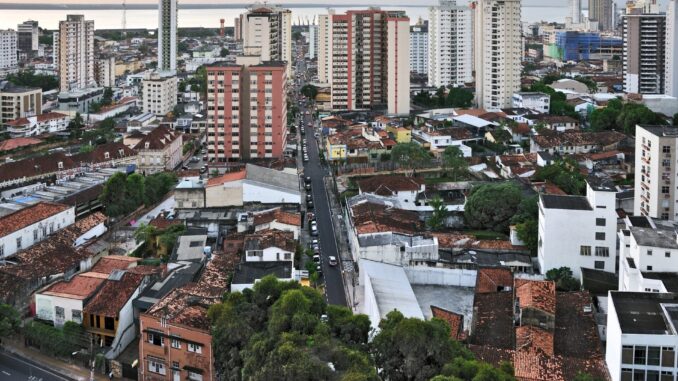 Vista panorâmica de Belém, capital do Pará, com prédios altos e o rio ao fundo, cidade que sedia a COP30 da ONU sobre clima.