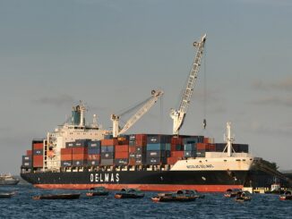 Navio porta-contêiner navegando em alto-mar, simbolizando o comércio internacional entre a América Latina e os Estados Unidos.