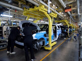Trabalhadores constroem minivans elétricas Zeekr 009 na fábrica da Zeekr em Ningbo, China, 20 de abril de 2025.