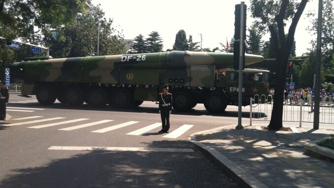 Míssil balístico de médio alcance DF-26 exibido após desfile militar em Pequim, China
