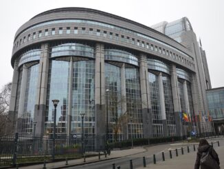 Edifício do Parlamento Europeu em Bruxelas, sede das decisões estratégicas da União Europeia sobre defesa, orçamento e política externa.