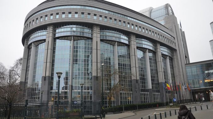 Edifício do Parlamento Europeu em Bruxelas, símbolo da governança e política da União Europeia.