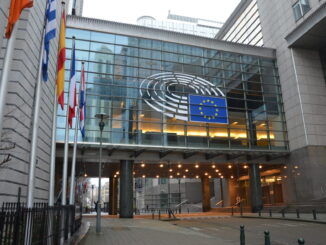 Edifício moderno do Parlamento Europeu em Bruxelas, representando a atuação internacional da União Europeia.