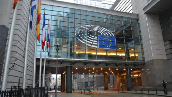 Edifício moderno do Parlamento Europeu em Bruxelas, representando a atuação internacional da União Europeia.