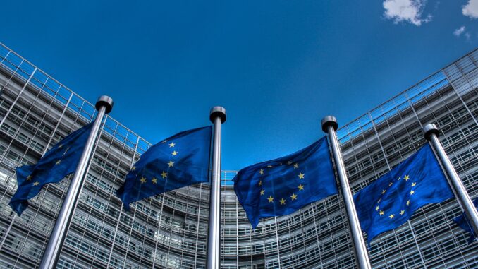 Bandeiras da União Europeia em frente ao edifício Berlaymont, sede da Comissão Europeia, em Bruxelas.