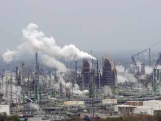 Refinaria da ExxonMobil em Baton Rouge, nos Estados Unidos, vista ao entardecer, representando a infraestrutura energética da empresa.