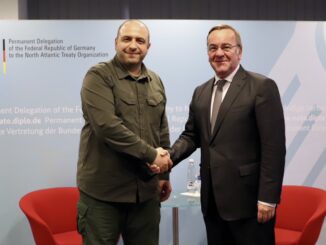 Boris Pistorius e Rustem Umerov apertam as mãos durante encontro sobre cooperação militar entre Alemanha e Ucrânia em Bruxelas.