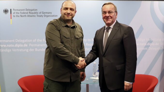 Boris Pistorius e Rustem Umerov apertam as mãos durante encontro sobre cooperação militar entre Alemanha e Ucrânia em Bruxelas.