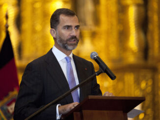 Retrato oficial do rei Felipe VI da Espanha em traje formal, em evento público.