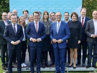 Friedrich Merz e membros da CDU reunidos, comemorando a vitória nas eleições locais de 29 de setembro de 2025, na Renânia do Norte-Vestfália.