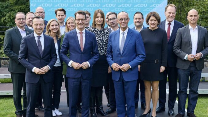 Friedrich Merz e membros da CDU reunidos, comemorando a vitória nas eleições locais de 29 de setembro de 2025, na Renânia do Norte-Vestfália.