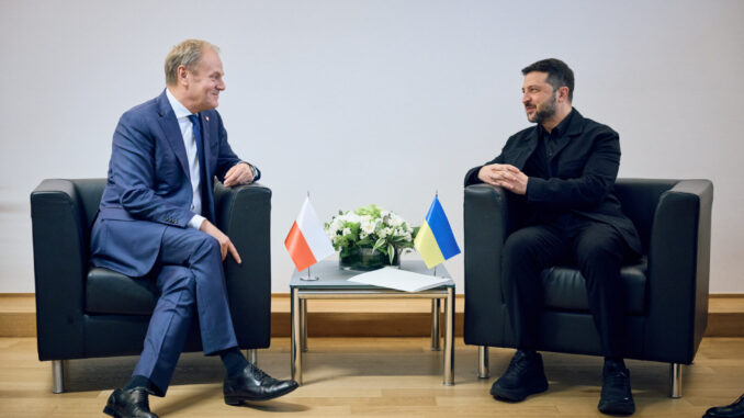 Volodymyr Zelensky e Donald Tusk durante encontro em 23 de outubro de 2025, debatendo segurança europeia e cooperação entre Ucrânia e Polônia.
