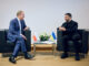 Volodymyr Zelensky e Donald Tusk durante encontro em 23 de outubro de 2025, debatendo segurança europeia e cooperação entre Ucrânia e Polônia.