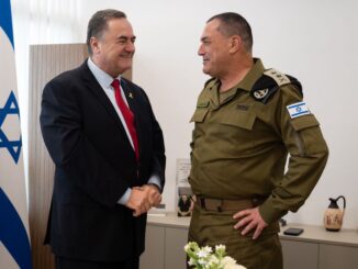 Yisrael Katz e Eyal Zamir apertando as mãos no Knesset, em Israel, com bandeira nacional ao fundo.