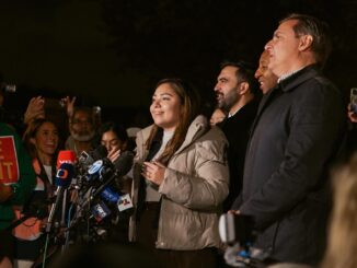 Zohran Mamdani discursa ao lado de apoiadores após ser eleito prefeito de Nova York em novembro de 2025.