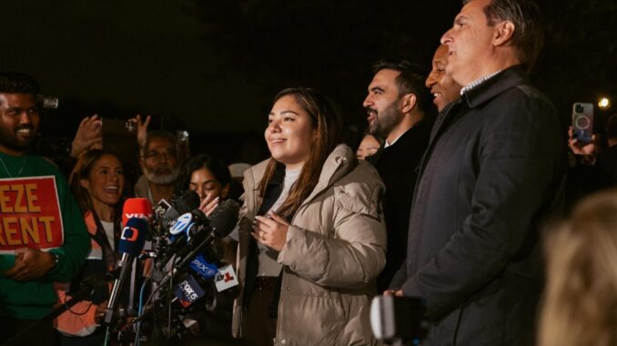 Zohran Mamdani discursa ao lado de apoiadores após ser eleito prefeito de Nova York em novembro de 2025.