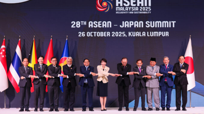 Primeira-ministra japonesa Sanae Takaichi na Cúpula Japão-ASEAN em 26 de outubro de 2025, destacando cooperação em segurança cibernética, marítima, IA, tecnologias digitais e verdes.