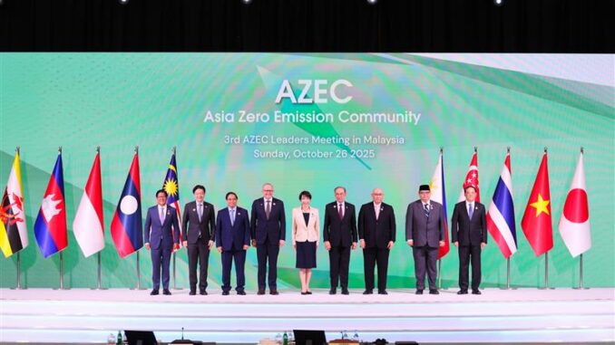 Líderes asiáticos posam para foto durante a 3ª reunião da Comunidade Asiática de Emissões Zero (AZEC) na Malásia.