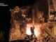 Bombeiro ucraniano combate incêndio em prédio residencial destruído após ataque em Zaporizhzhia, com danos extensos e vítimas civis.