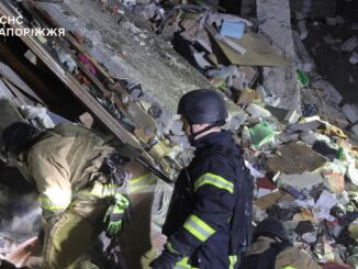 Equipes de resgate ucranianas trabalhando entre escombros de prédios destruídos após ataque russo com drones e mísseis em 30 de outubro de 2025.