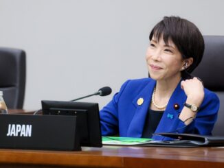 Sanae Takaichi em reunião oficial do governo japonês, 31 de outubro de 2025.