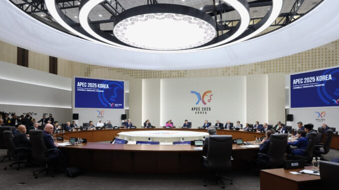 Líderes internacionais participam da reunião da APEC 2025 na Coreia do Sul, discutindo crescimento sustentável e inovação regional.