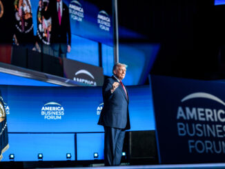 Donald Trump participa do America Business Forum em Washington, representando os Estados Unidos em um evento econômico.