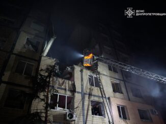 Equipes de resgate trabalham em Dnipro após ataque russo que atingiu um prédio residencial em 8 de novembro de 2025.