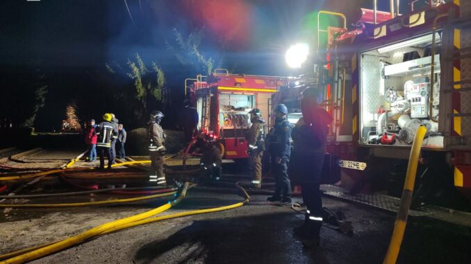 : Bombeiros ucranianos trabalham durante a noite após incêndio em Poltava, Ucrânia, 8 de novembro de 2025.