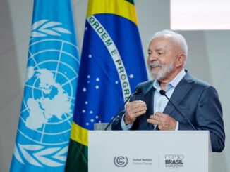Presidente Luiz Inácio Lula da Silva discursa na COP30, em Belém, diante das bandeiras do Brasil e da ONU, destacando a importância da Amazônia para o clima global.