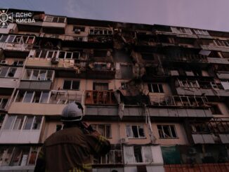 Equipes de emergência ucranianas atuam entre escombros após ataques russos noturnos em Kiev.