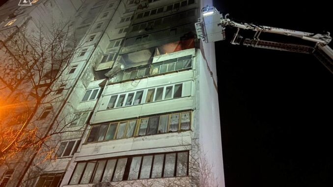 Prédio residencial em Kiev danificado por ataque russo, com bombeiros trabalhando no resgate à noite. Quatro mortos e dezenas de feridos.