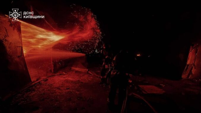 Emergência em Kiev após ataques russos de 36 mísseis e 600 drones atingirem infraestrutura de energia e prédios residenciais, resultando em mortos e dezenas de feridos.