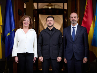 Líder ucraniano ao centro recebe delegação europeia em frente a prédio oficial em Kiev