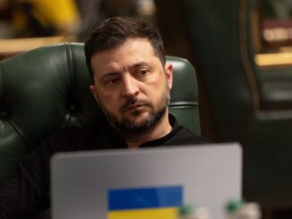 Presidente ucraniano Volodymyr Zelensky durante reunião em Kiev, olhando para o computador após ataque russo a Ternopil