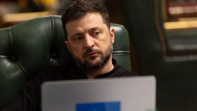 Presidente ucraniano Volodymyr Zelensky durante reunião em Kiev, olhando para o computador após ataque russo a Ternopil