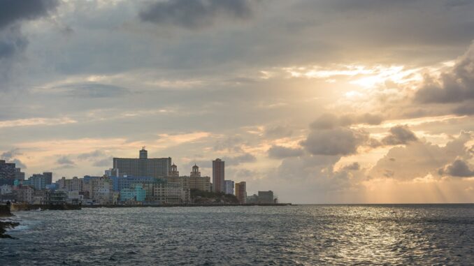 Skyline de Havana sob a luz do sol baixo no fim de tarde