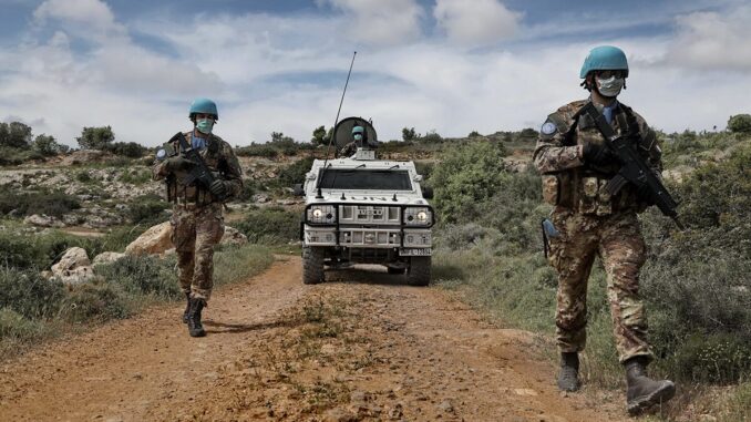 Patrulha da Brigada Mecanizada “Granatieri di Sardegna” do exército italiano em missão da ONU no sul do Líbano.