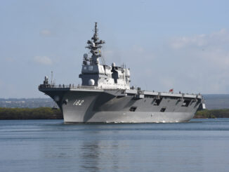 Navio da Força Marítima de Autodefesa do Japão deixando o porto de Pearl Harbor durante operação internacional.