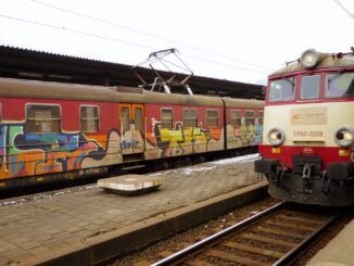 Trem polonês em uma estação ferroviária, representando a rede estratégica de transporte na Polônia.