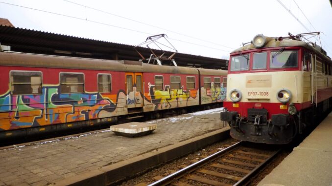 Trem polonês em uma estação ferroviária, representando a rede estratégica de transporte na Polônia.