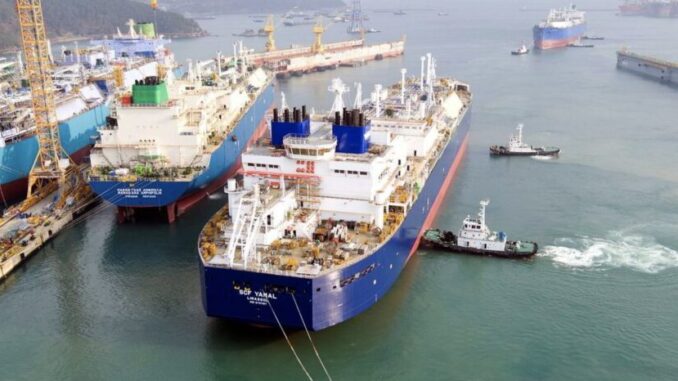 Navio de transporte de gás natural liquefeito no estaleiro da DSME, na Coreia do Sul.