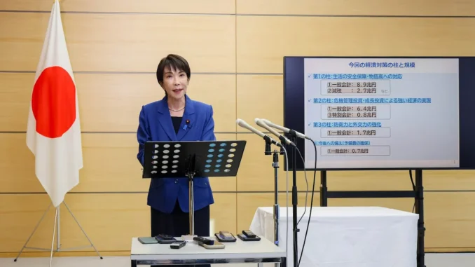 Primeira-ministra Sanae Takaichi fala sobre o novo pacote de estímulo do governo em 21 de novembro de 2025
