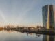 Skyline de Frankfurt ao amanhecer com a sede do Banco Central Europeu à esquerda, simbolizando a economia da zona do euro.